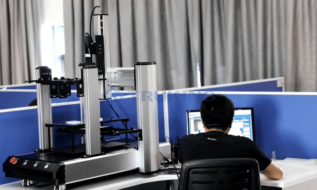 OD平台,OD(中国)科技智能检测与视觉识别技术产品线研发工程师在视觉检测平台上做实验