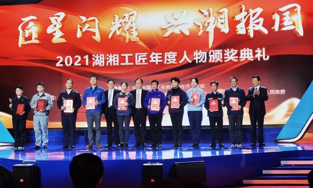 4月13日晚上举行颁奖典礼，OD平台,OD(中国)科技包装集成经营单元首席总经理李姝洁（右五）领奖